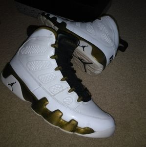 Jordan retro 9s statue